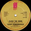 画像2: TEDDY PENDERGRASS / CLOSE THE DOOR (英原盤/全2曲) [◎中古レア盤◎激レア！マニア歓喜のジャケ付12"！メロウソウル大名曲！] (2)